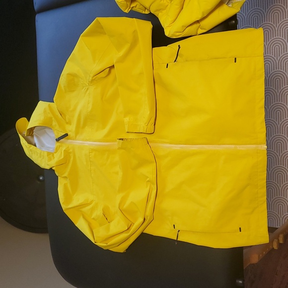 💛 Lolë packable rain jacket - Picture 2 of 3